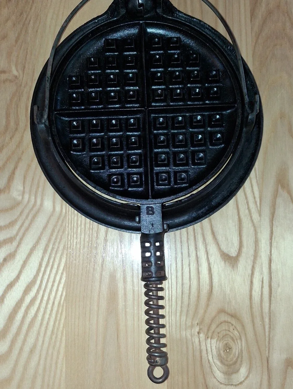 Griswold #8 Waffle Iron With Base